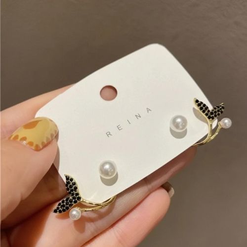 AUJ-939 Korean Fish Tail Earrings – BLACK